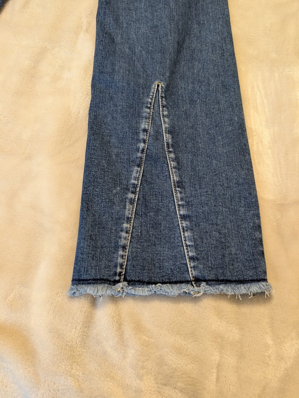 Flamingals Mid-rise Raw Hem V Design Bootcut Jeans NWT Size Medium - Picture 3 of 10